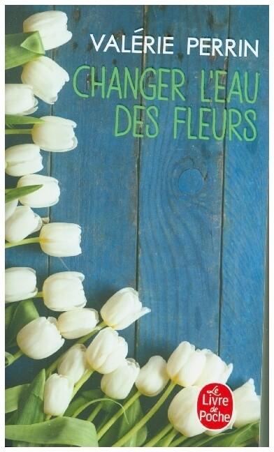 Changer l'eau des fleurs